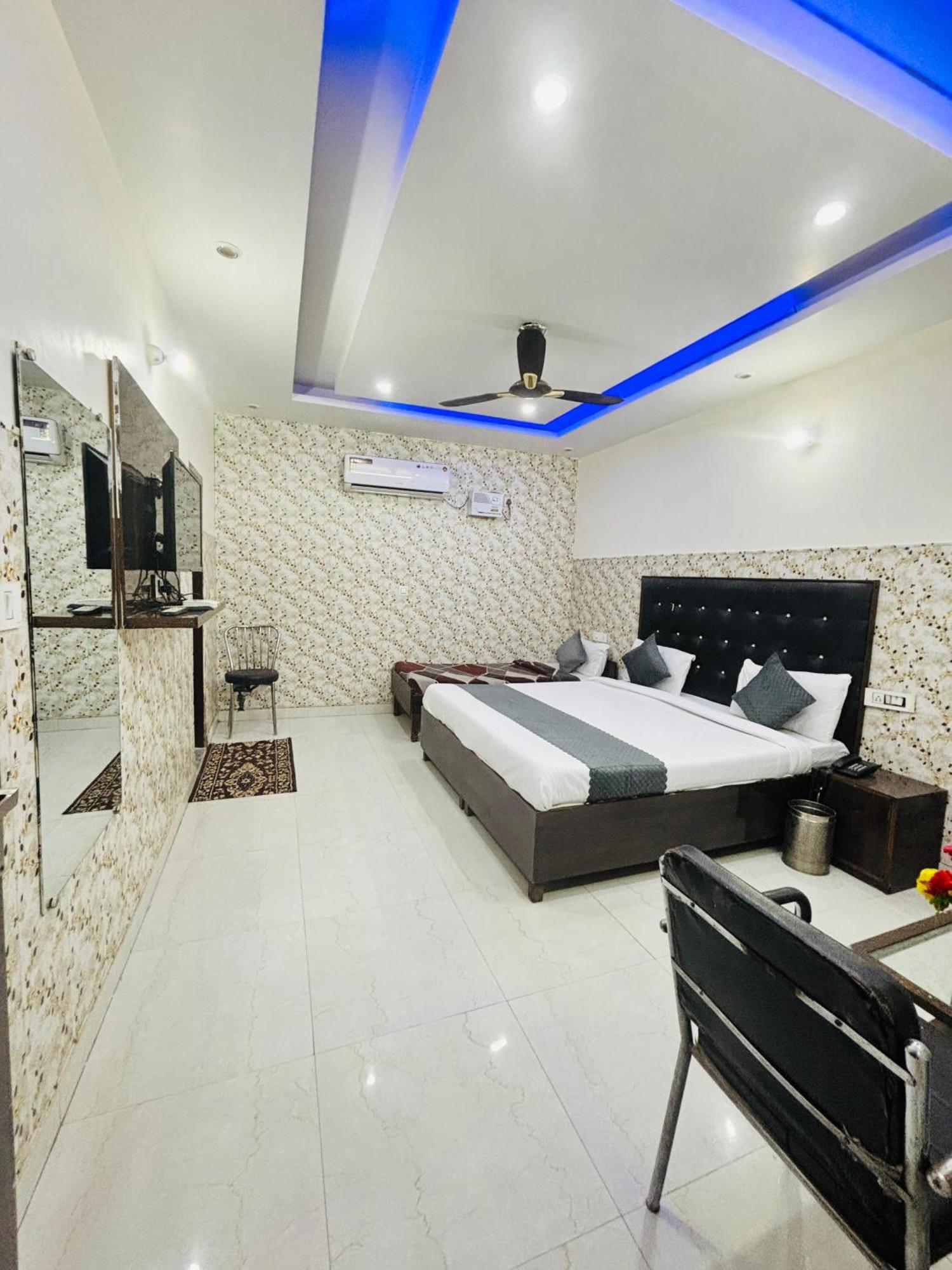 Hotel Kb Square Near Chandigarh Railway Station Room photo