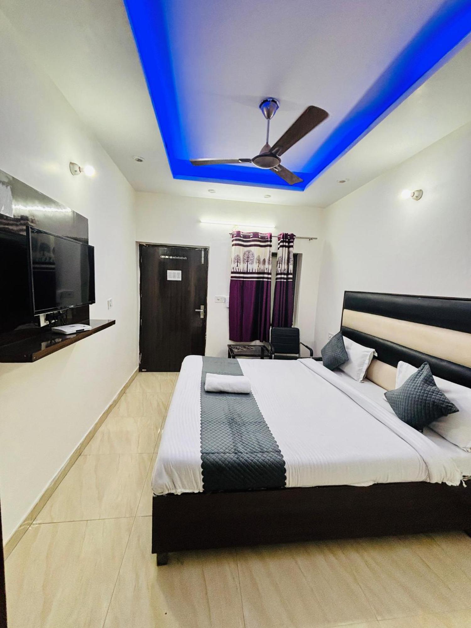 Hotel Kb Square Near Chandigarh Railway Station Exterior photo